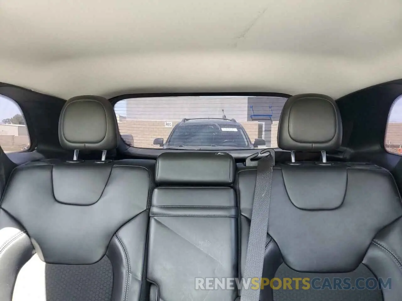 10 Photograph of a damaged car 1C4PJLLB1KD262597 JEEP GRAND CHER 2019