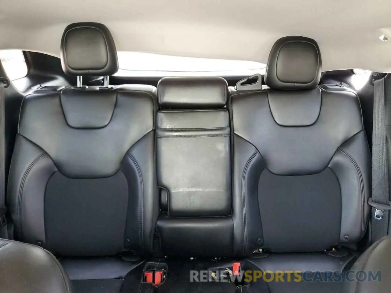 10 Photograph of a damaged car 1C4PJLLB1KD338738 JEEP GRAND CHER 2019