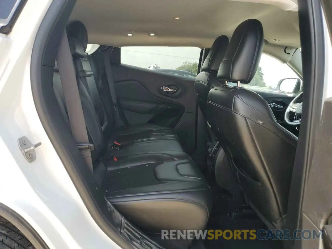 11 Photograph of a damaged car 1C4PJLLB1KD338738 JEEP GRAND CHER 2019