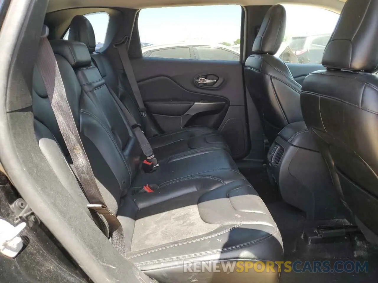 10 Photograph of a damaged car 1C4PJLLB2KD358108 JEEP GRAND CHER 2019