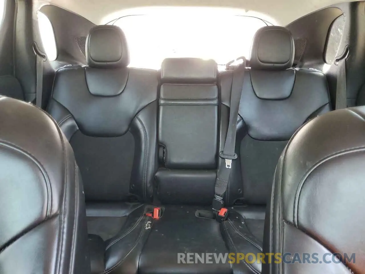 10 Photograph of a damaged car 1C4PJLLB2KD393229 JEEP GRAND CHER 2019