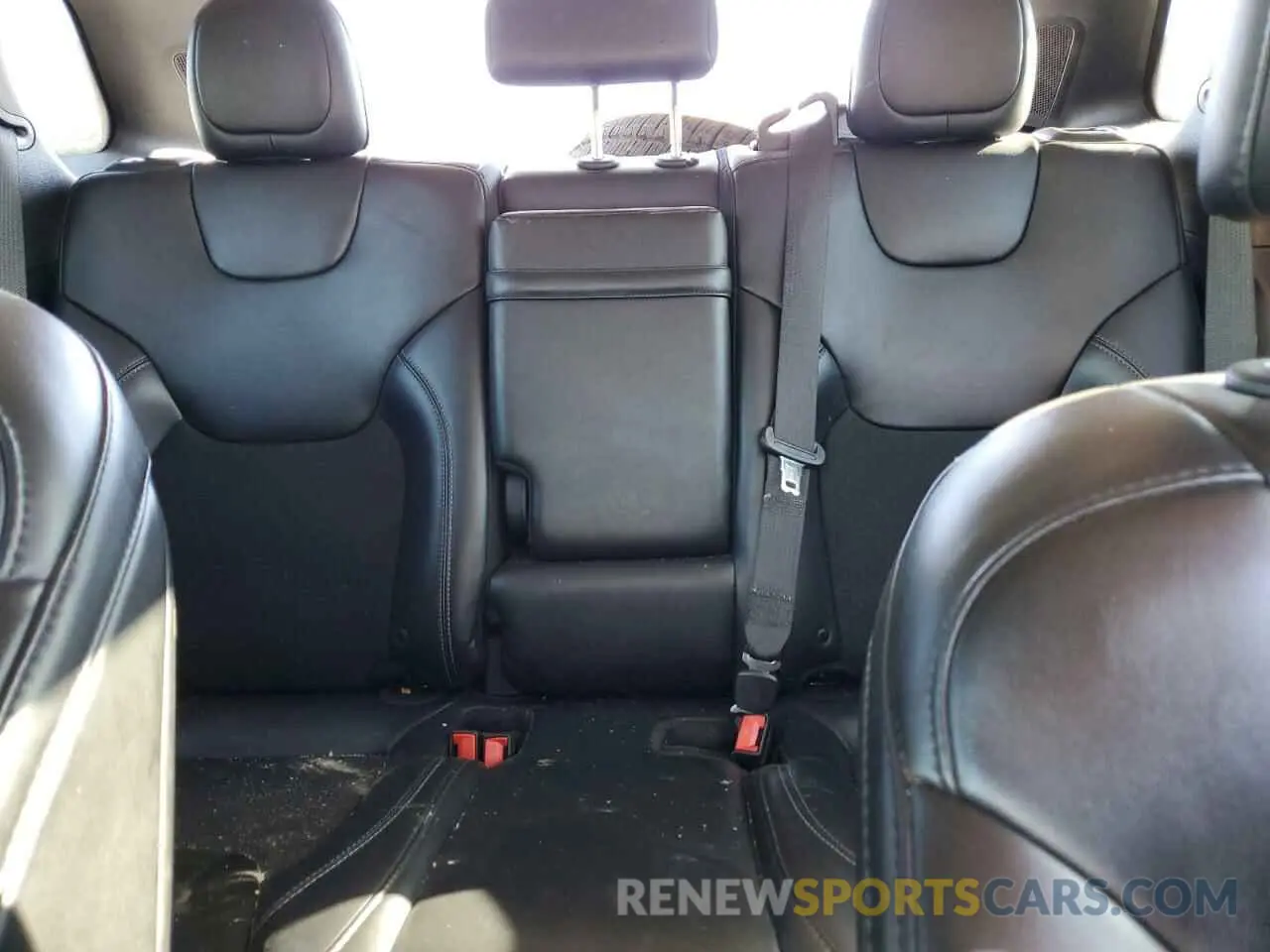 10 Photograph of a damaged car 1C4PJLLB2KD393344 JEEP GRAND CHER 2019