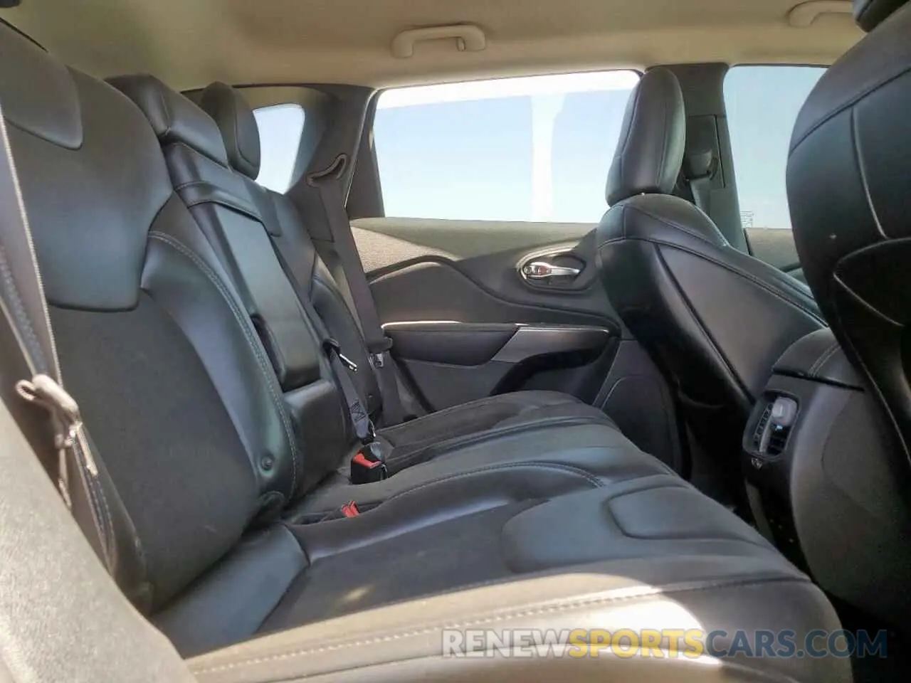 10 Photograph of a damaged car 1C4PJLLB3KD301173 JEEP GRAND CHER 2019