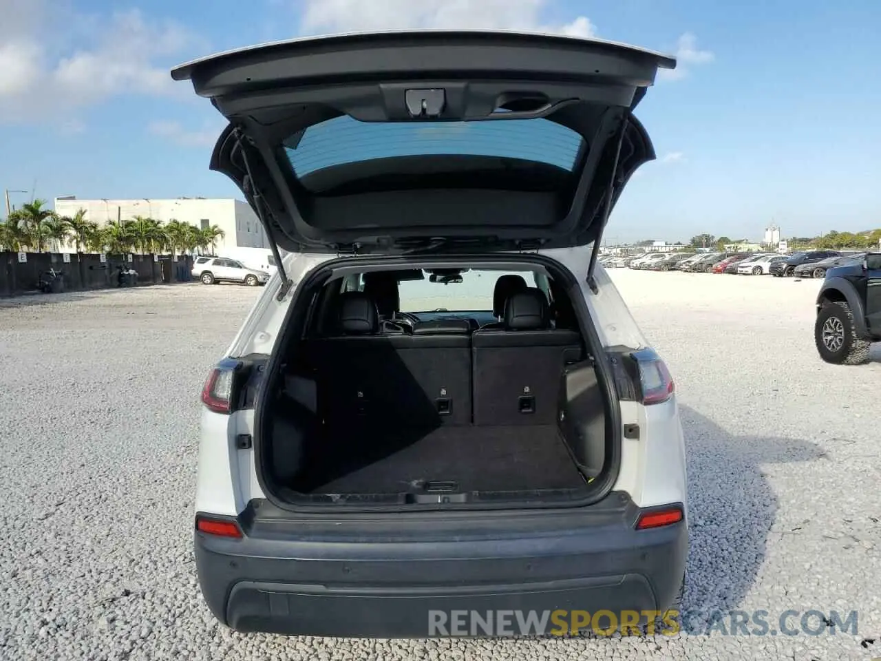 6 Photograph of a damaged car 1C4PJLLB4KD324381 JEEP GRAND CHER 2019