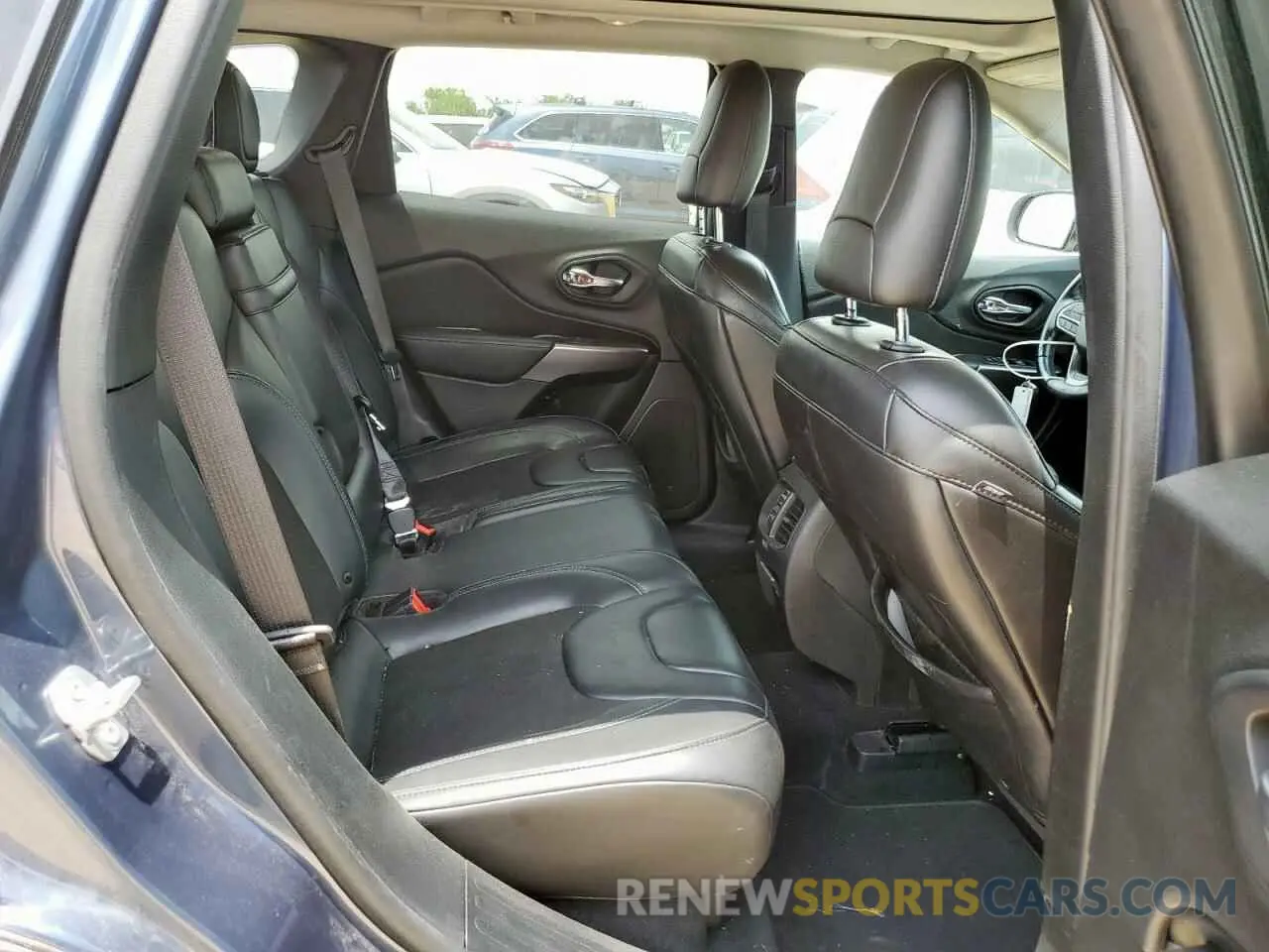 11 Photograph of a damaged car 1C4PJLLB5KD383813 JEEP GRAND CHER 2019