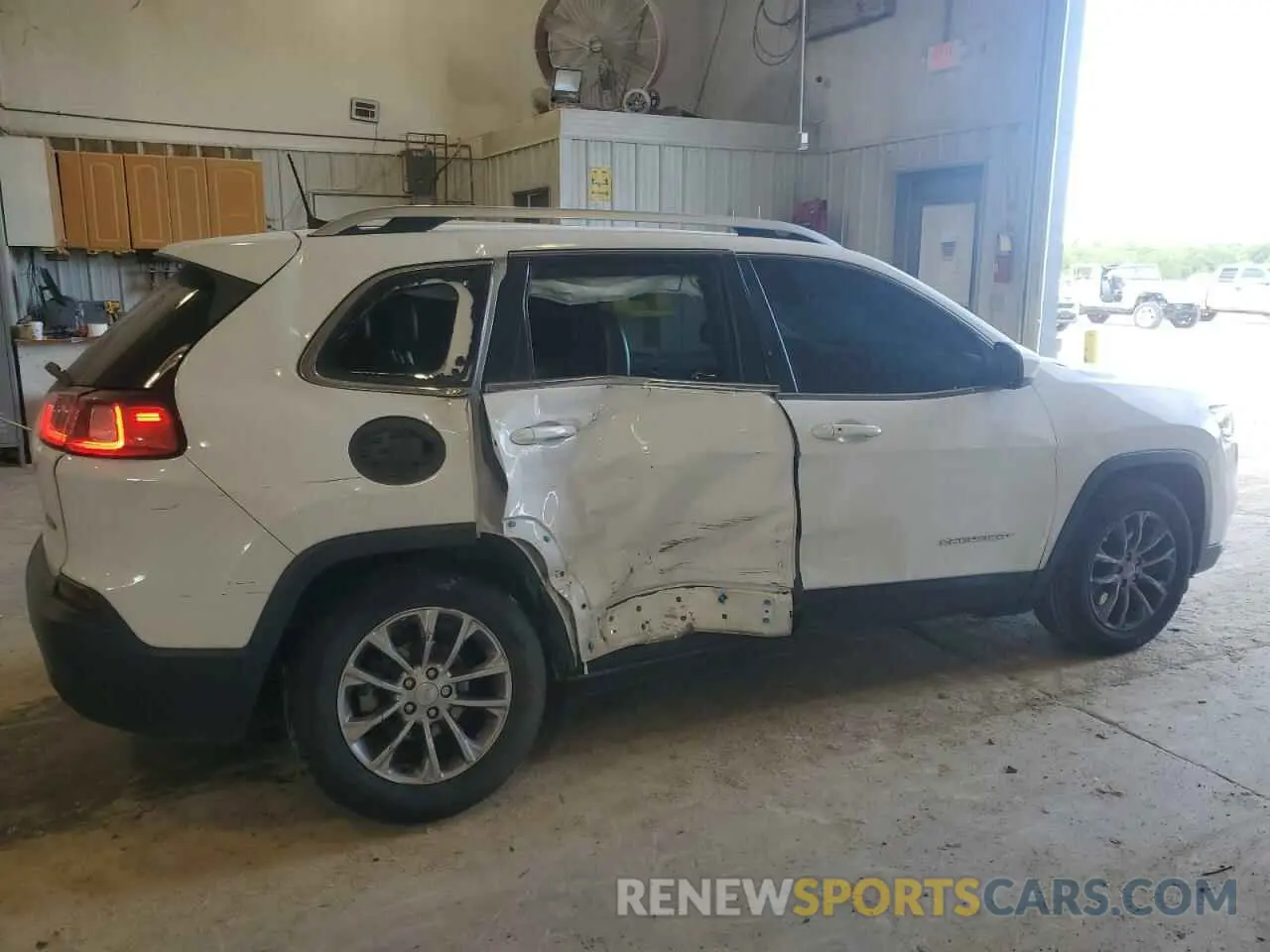 3 Photograph of a damaged car 1C4PJLLB8KD144983 JEEP GRAND CHER 2019