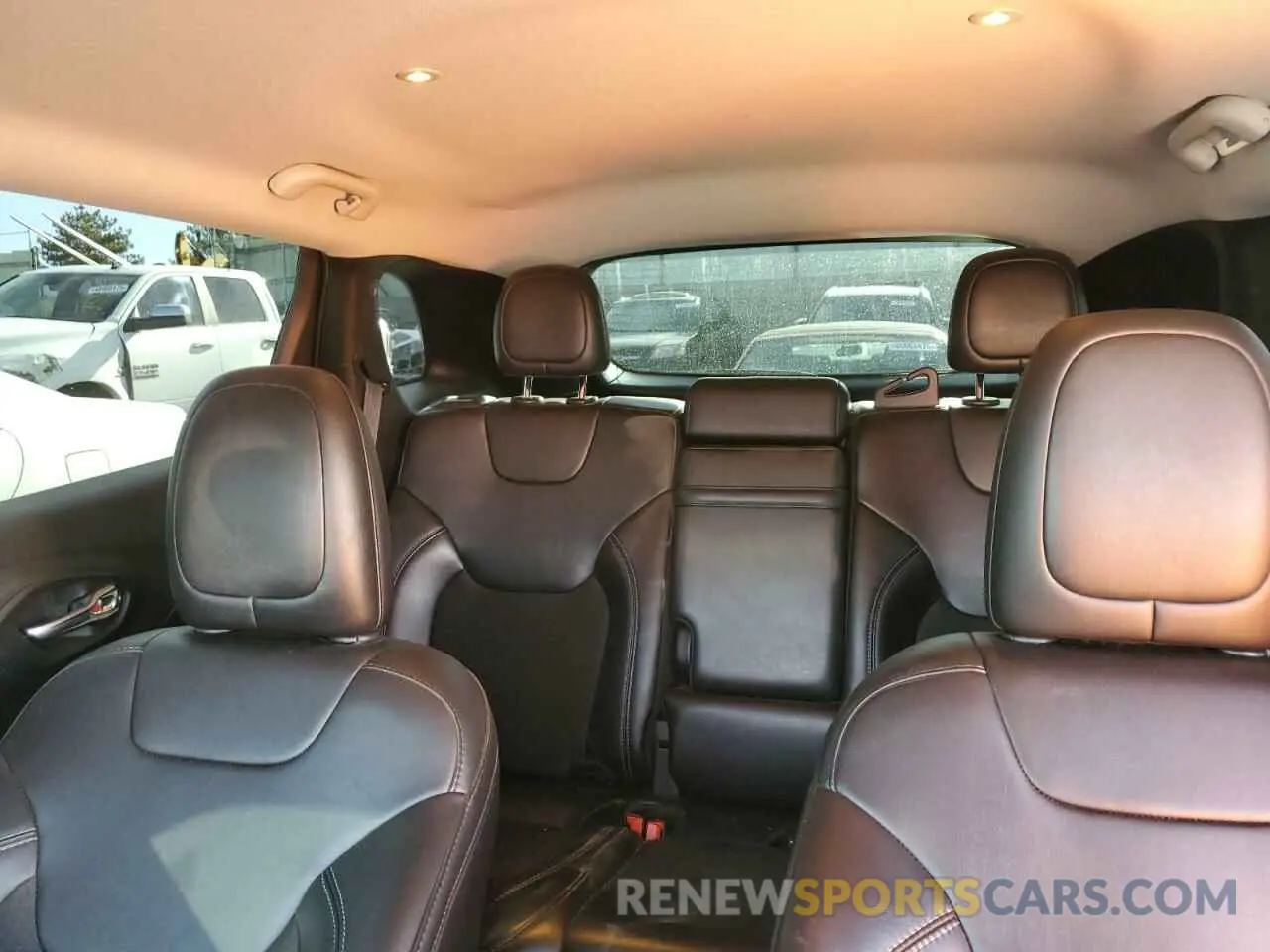 10 Photograph of a damaged car 1C4PJLLB8KD308068 JEEP GRAND CHER 2019