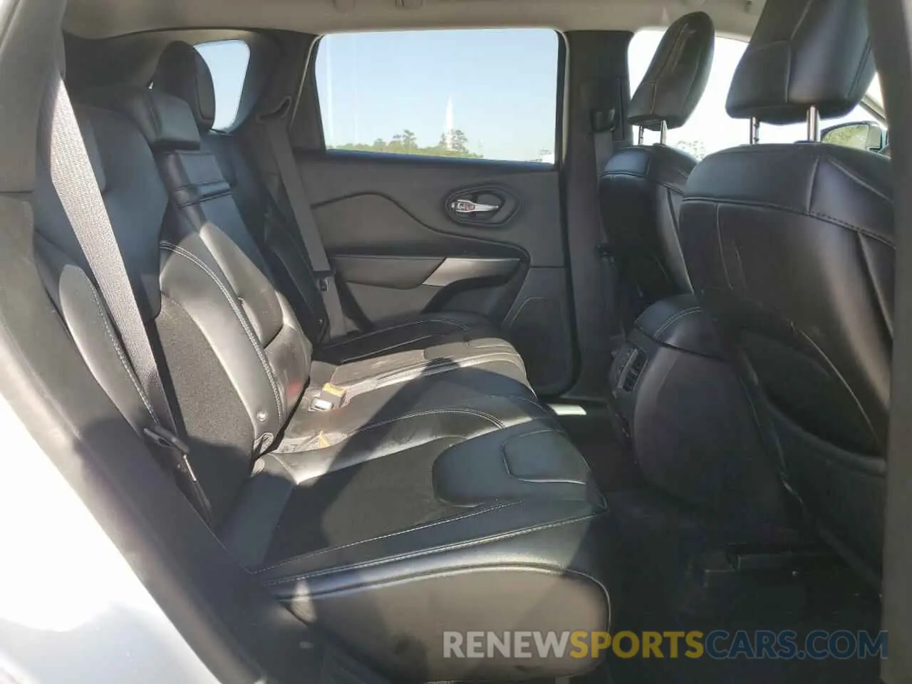 11 Photograph of a damaged car 1C4PJLLB9KD204771 JEEP GRAND CHER 2019