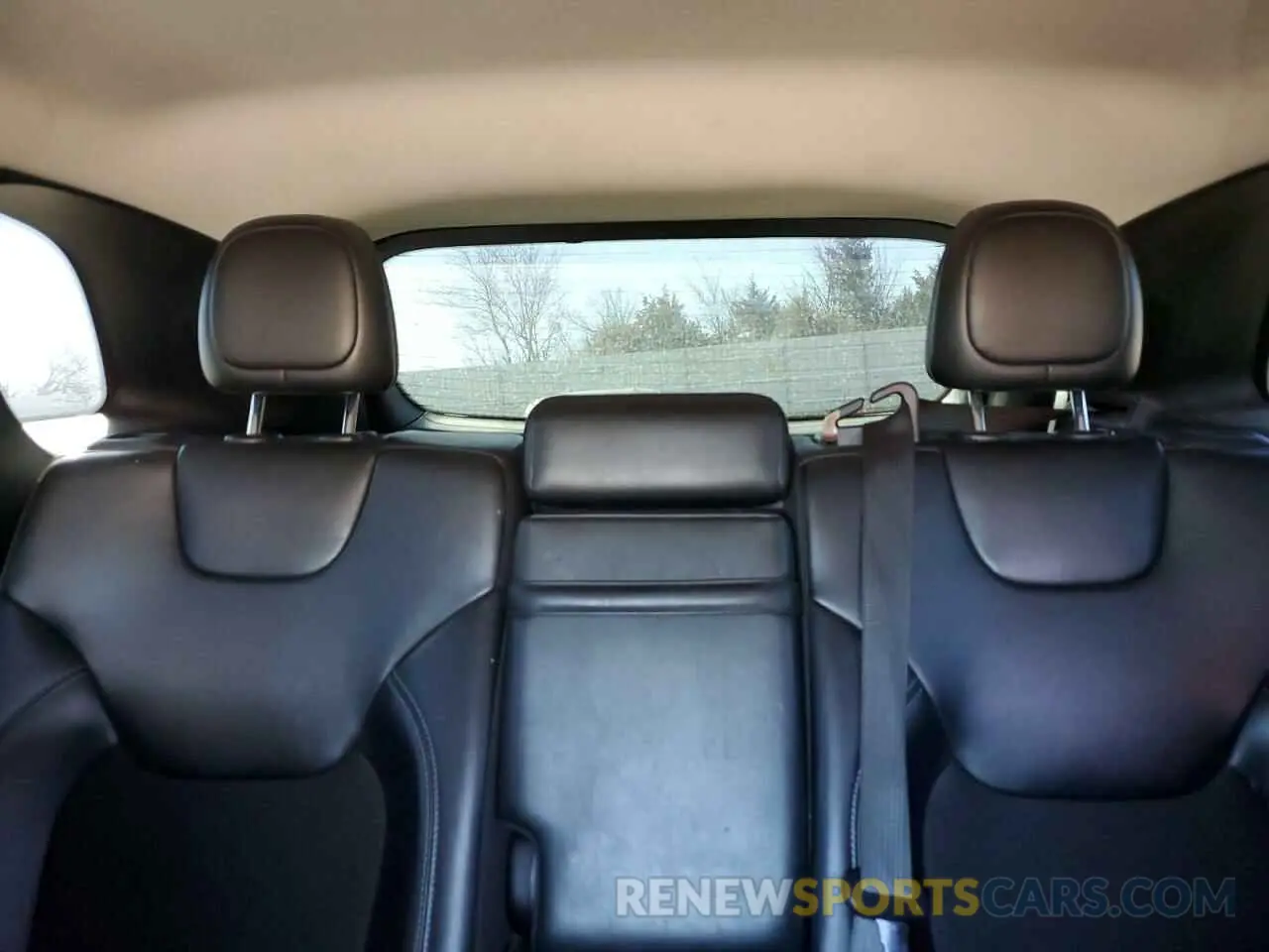 10 Photograph of a damaged car 1C4PJLLB9KD393325 JEEP GRAND CHER 2019