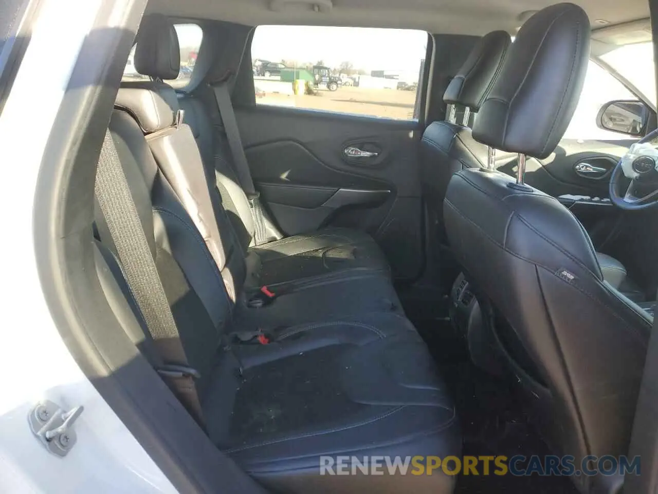 10 Photograph of a damaged car 1C4PJLLBXKD443875 JEEP GRAND CHER 2019