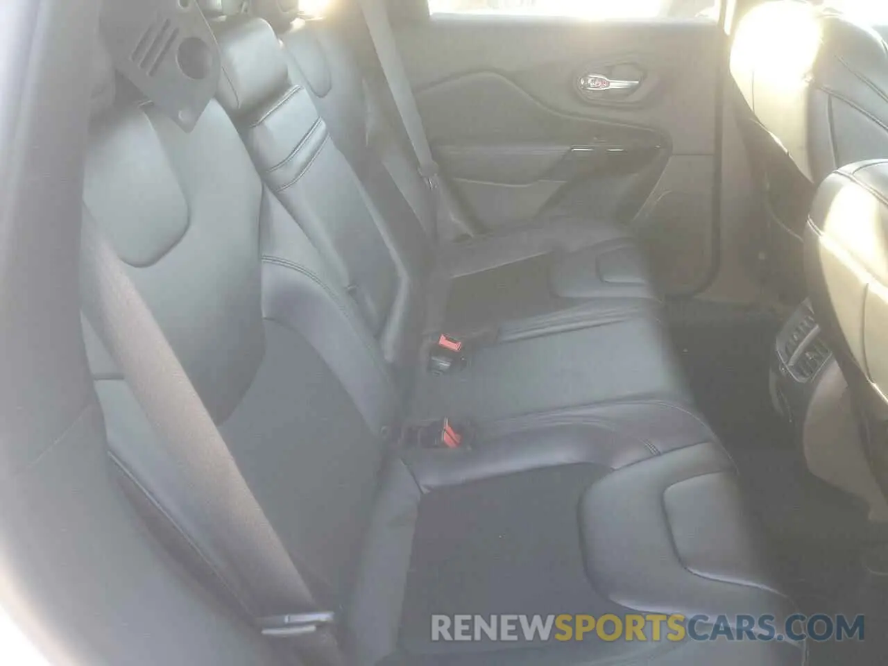 10 Photograph of a damaged car 1C4PJLLX5KD381586 JEEP GRAND CHER 2019