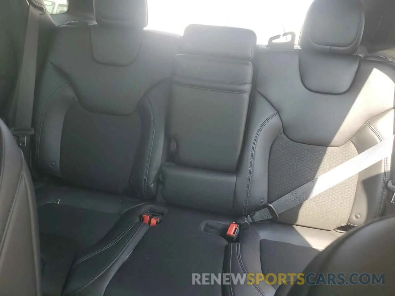 10 Photograph of a damaged car 1C4PJLLX6KD384089 JEEP GRAND CHER 2019