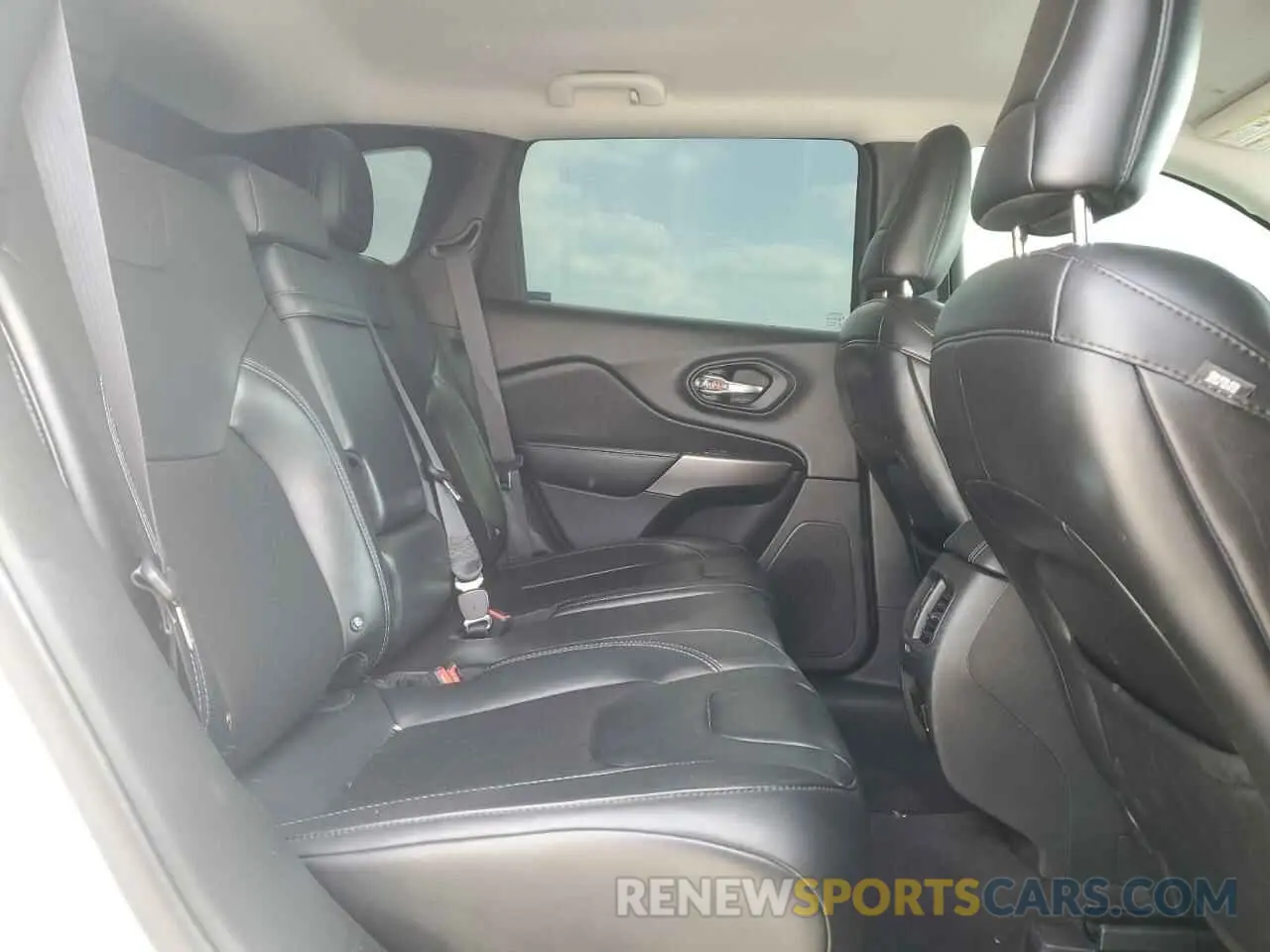 10 Photograph of a damaged car 1C4PJLLX9KD130215 JEEP GRAND CHER 2019