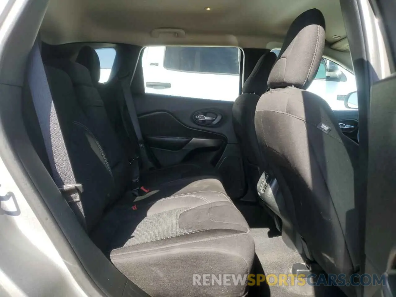 11 Photograph of a damaged car 1C4PJMAX2KD347338 JEEP GRAND CHER 2019