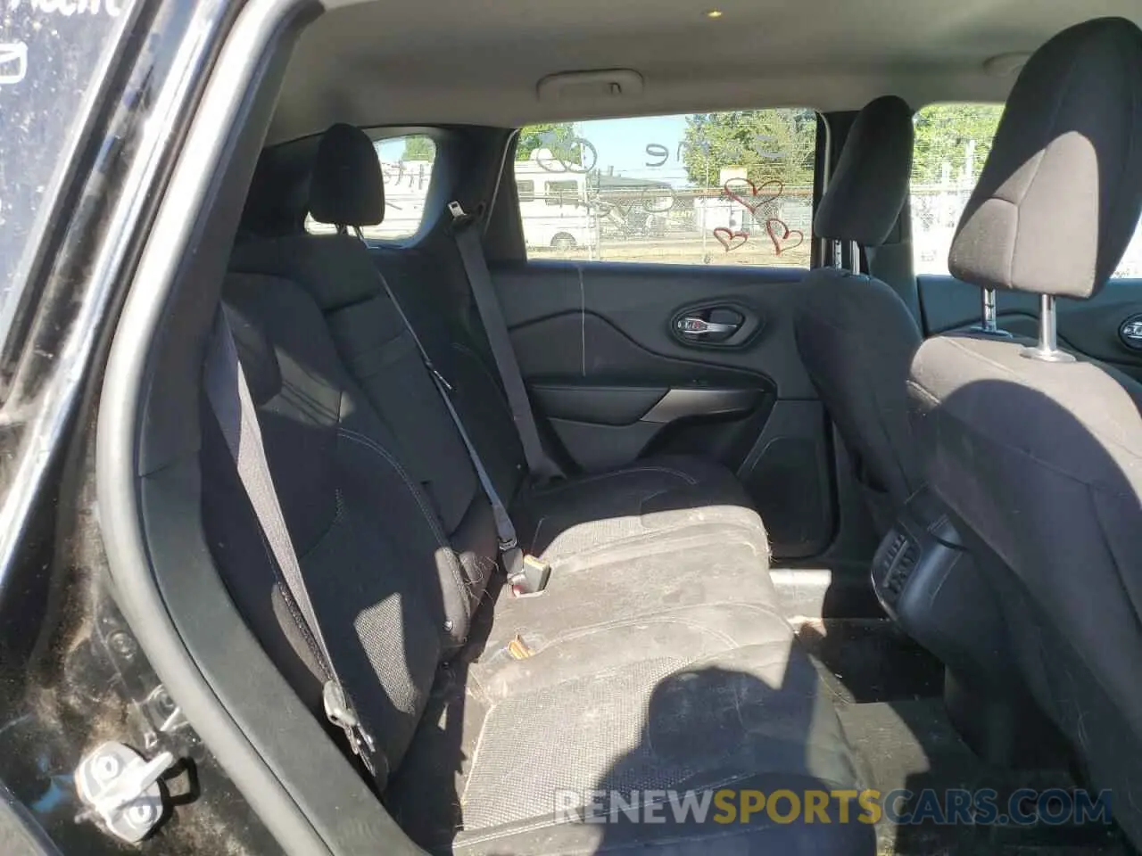 10 Photograph of a damaged car 1C4PJMCB0KD124765 JEEP GRAND CHER 2019