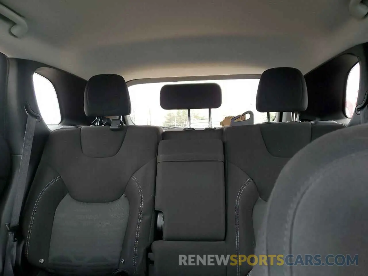 10 Photograph of a damaged car 1C4PJMCB0KD136074 JEEP GRAND CHER 2019