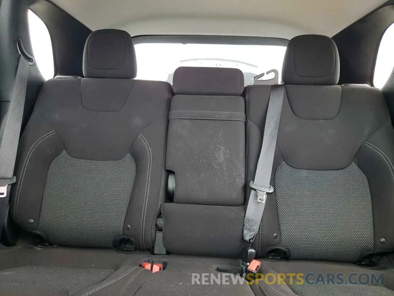 10 Photograph of a damaged car 1C4PJMCB0KD283723 JEEP GRAND CHER 2019