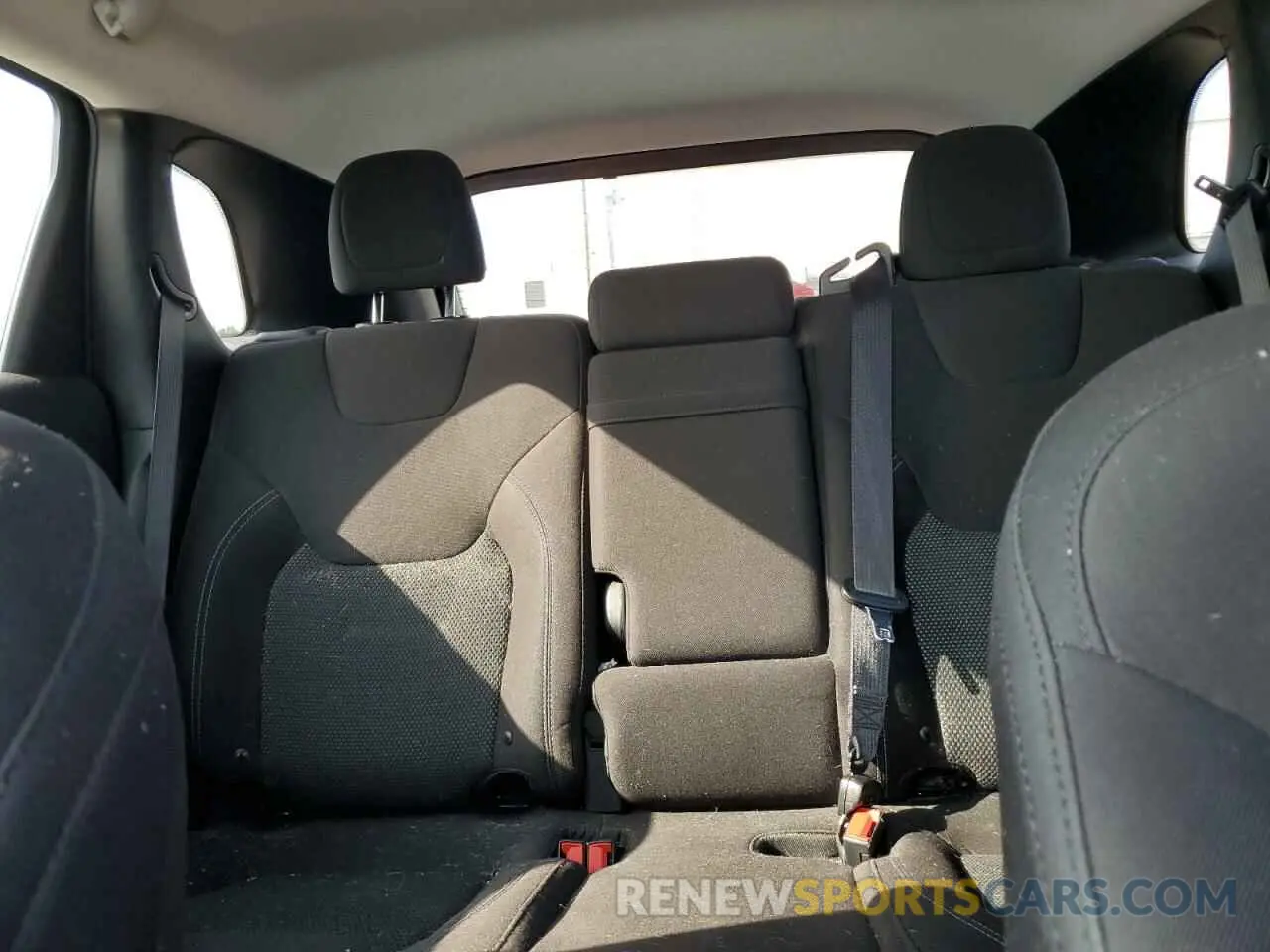 10 Photograph of a damaged car 1C4PJMCB2KD330721 JEEP GRAND CHER 2019