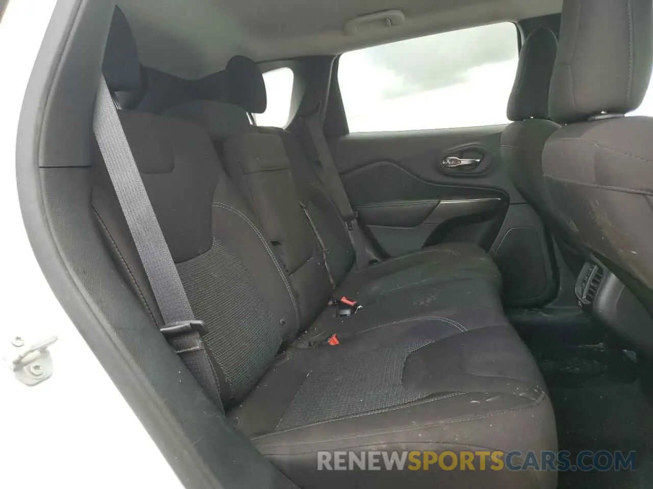 11 Photograph of a damaged car 1C4PJMCB4KD367480 JEEP GRAND CHER 2019