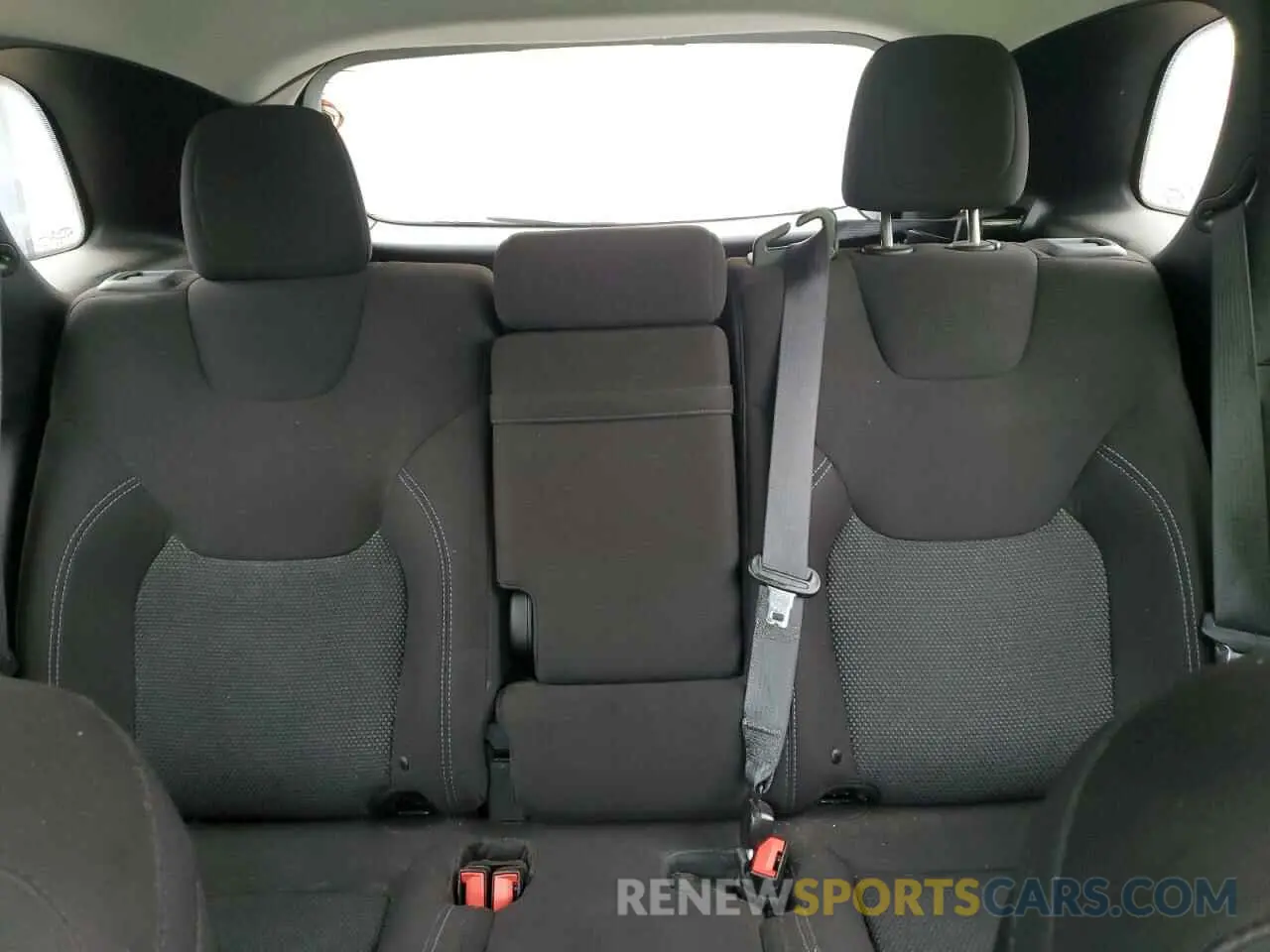 10 Photograph of a damaged car 1C4PJMCB5KD315243 JEEP GRAND CHER 2019