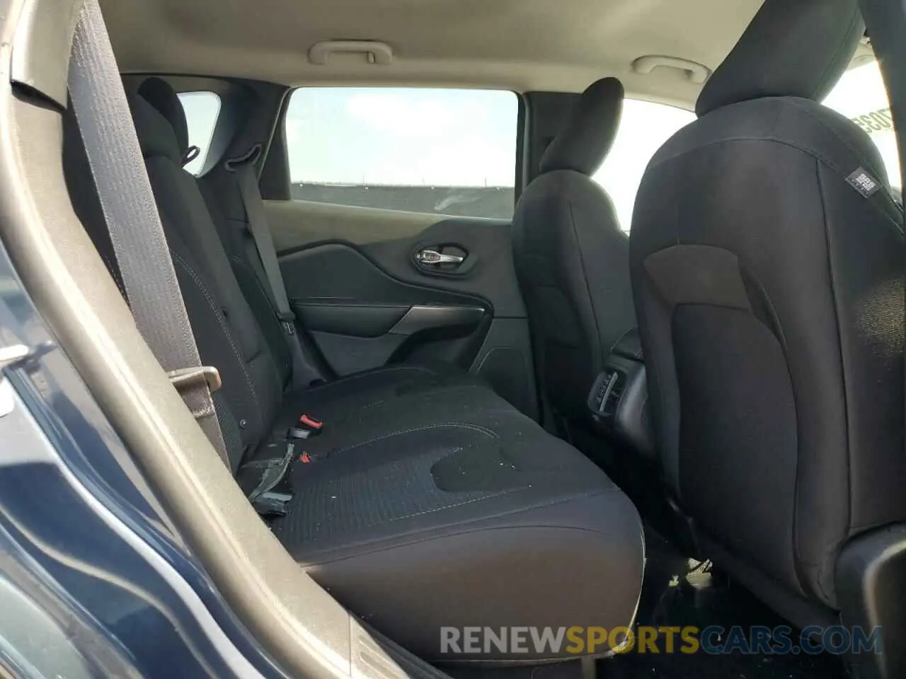11 Photograph of a damaged car 1C4PJMCB7KD422598 JEEP GRAND CHER 2019