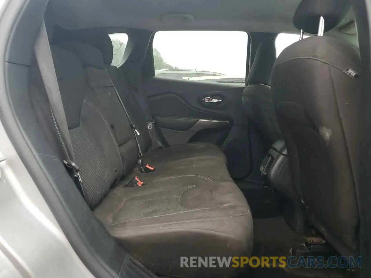 11 Photograph of a damaged car 1C4PJMCB8KD400125 JEEP GRAND CHER 2019