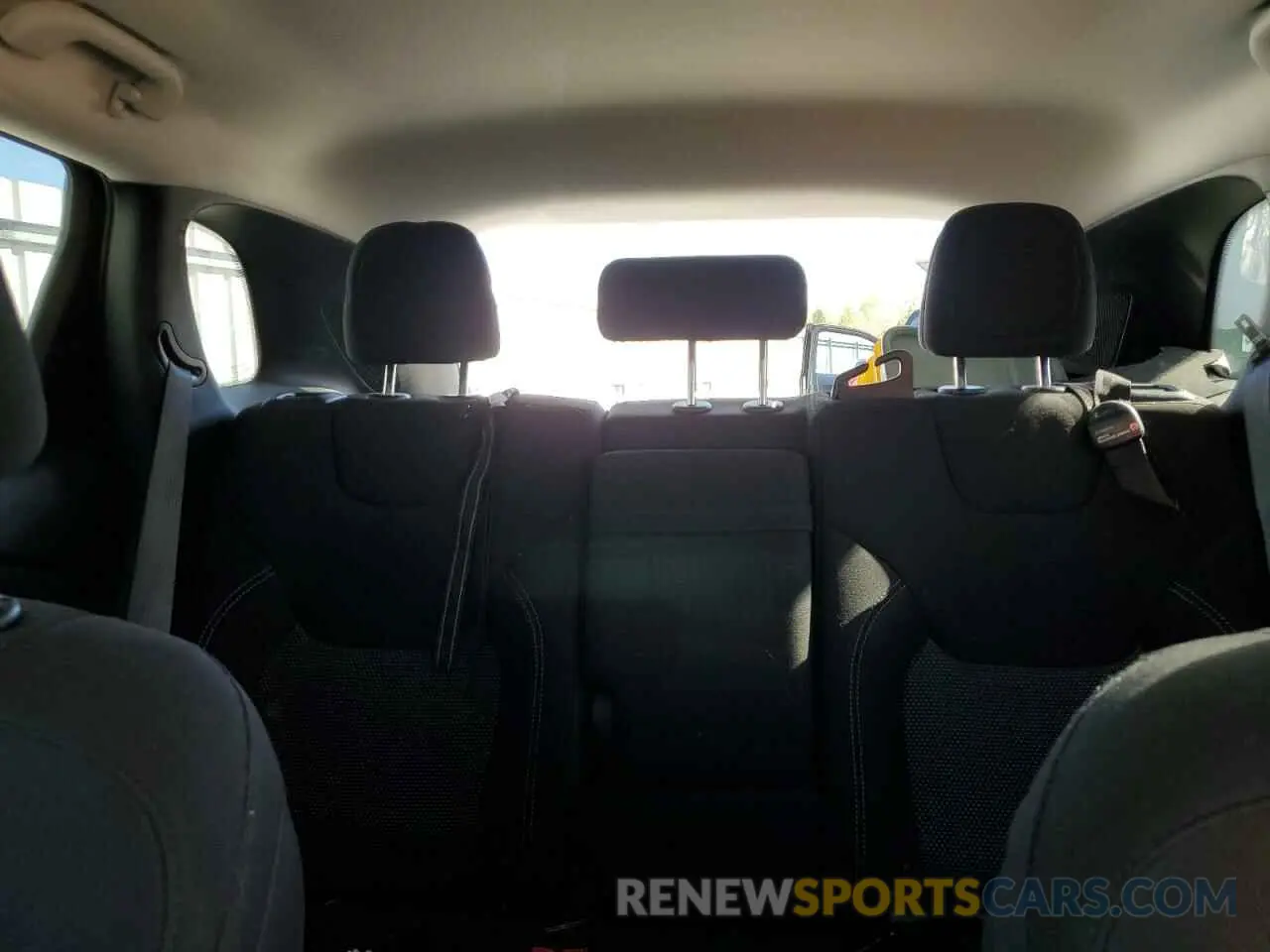 10 Photograph of a damaged car 1C4PJMCBXKD240104 JEEP GRAND CHER 2019