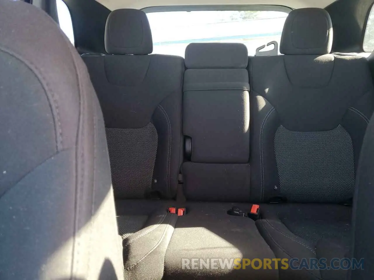 10 Photograph of a damaged car 1C4PJMCX0KD125555 JEEP GRAND CHER 2019