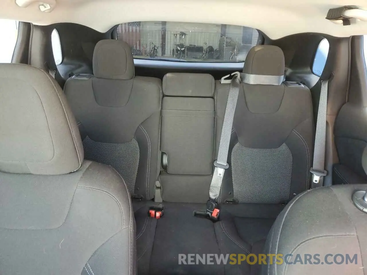 10 Photograph of a damaged car 1C4PJMCX4KD268329 JEEP GRAND CHER 2019