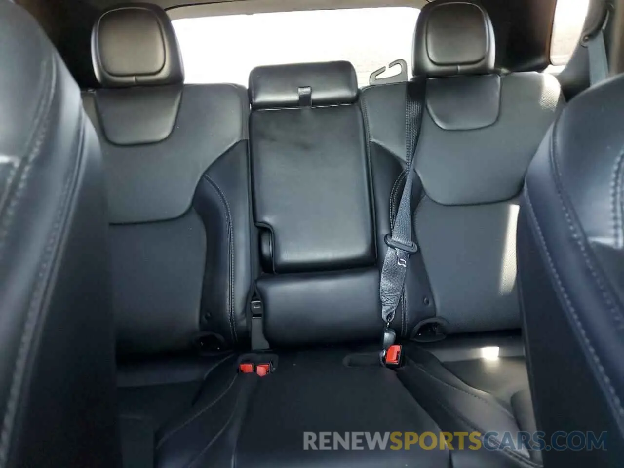 10 Photograph of a damaged car 1C4PJMDN0KD437307 JEEP GRAND CHER 2019