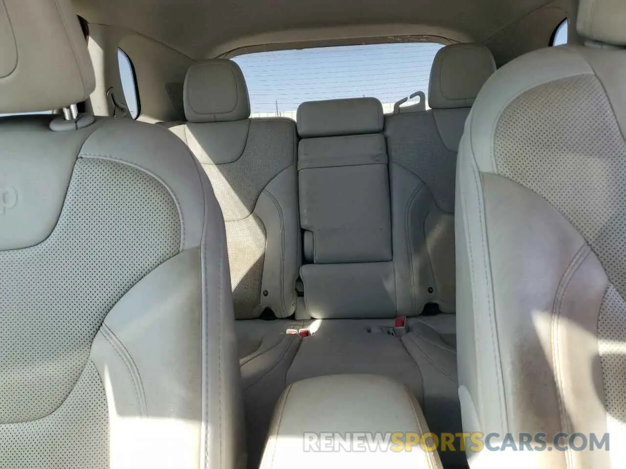 10 Photograph of a damaged car 1C4PJMDX6KD163581 JEEP GRAND CHER 2019