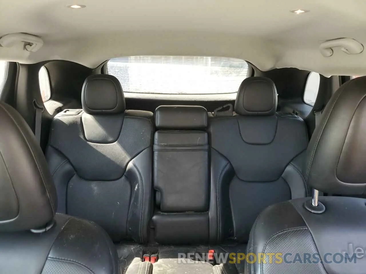 10 Photograph of a damaged car 1C4PJMDX9KD373902 JEEP GRAND CHER 2019