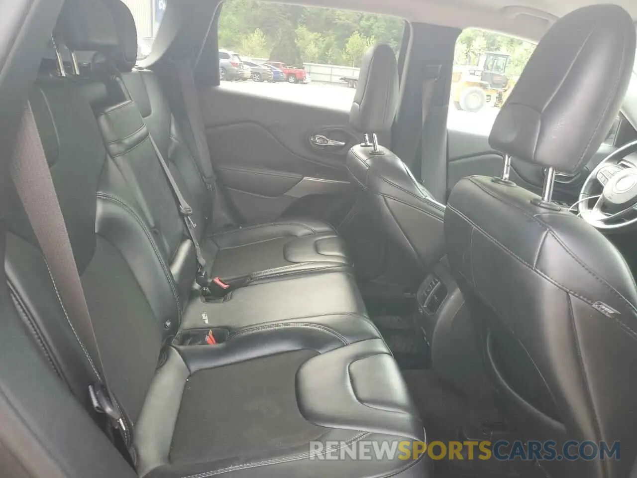 11 Photograph of a damaged car 1C4PJMLB0KD192192 JEEP GRAND CHER 2019