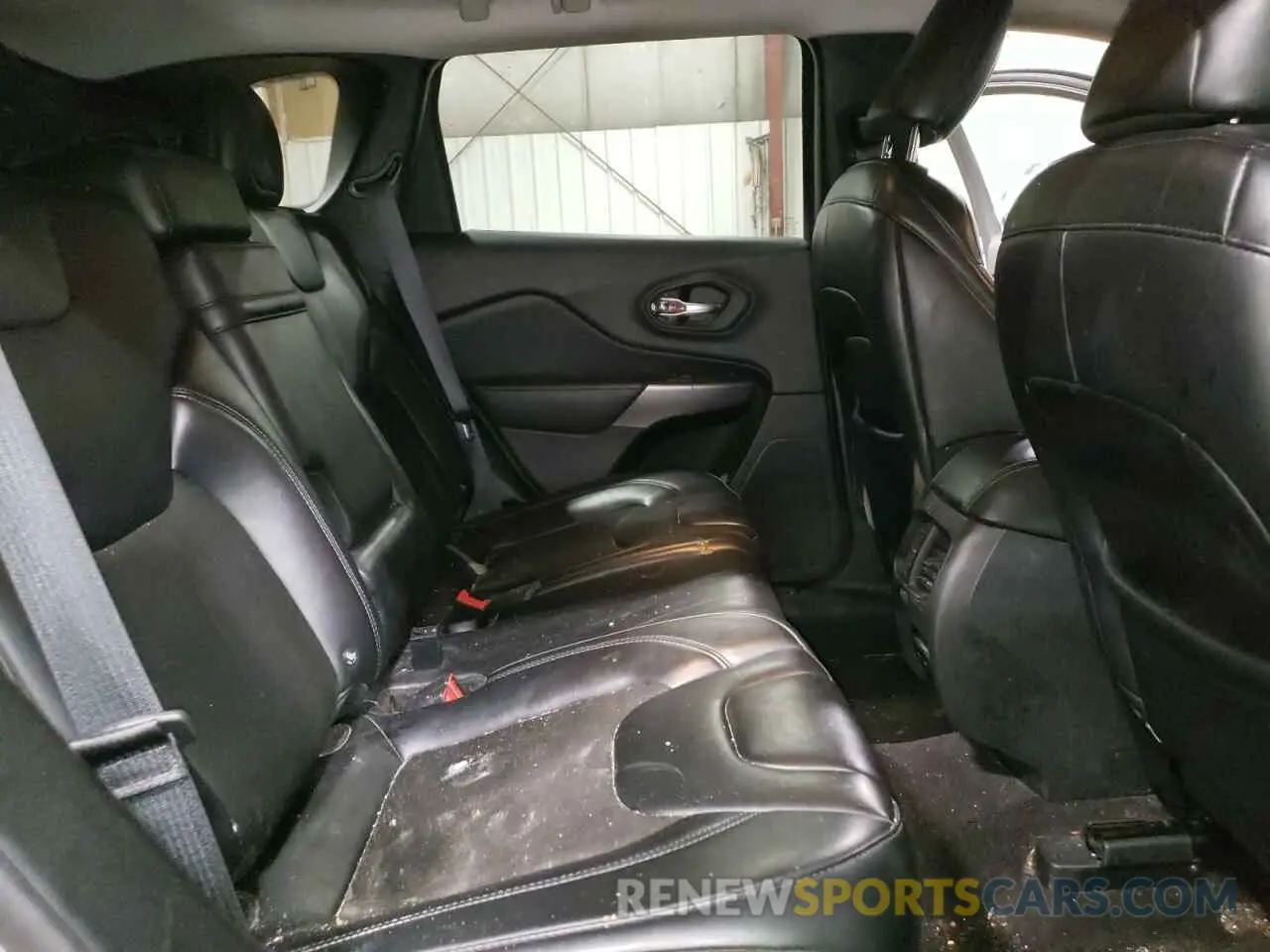 11 Photograph of a damaged car 1C4PJMLB0KD194699 JEEP GRAND CHER 2019