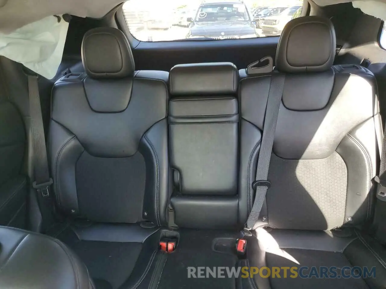 10 Photograph of a damaged car 1C4PJMLB2KD128025 JEEP GRAND CHER 2019