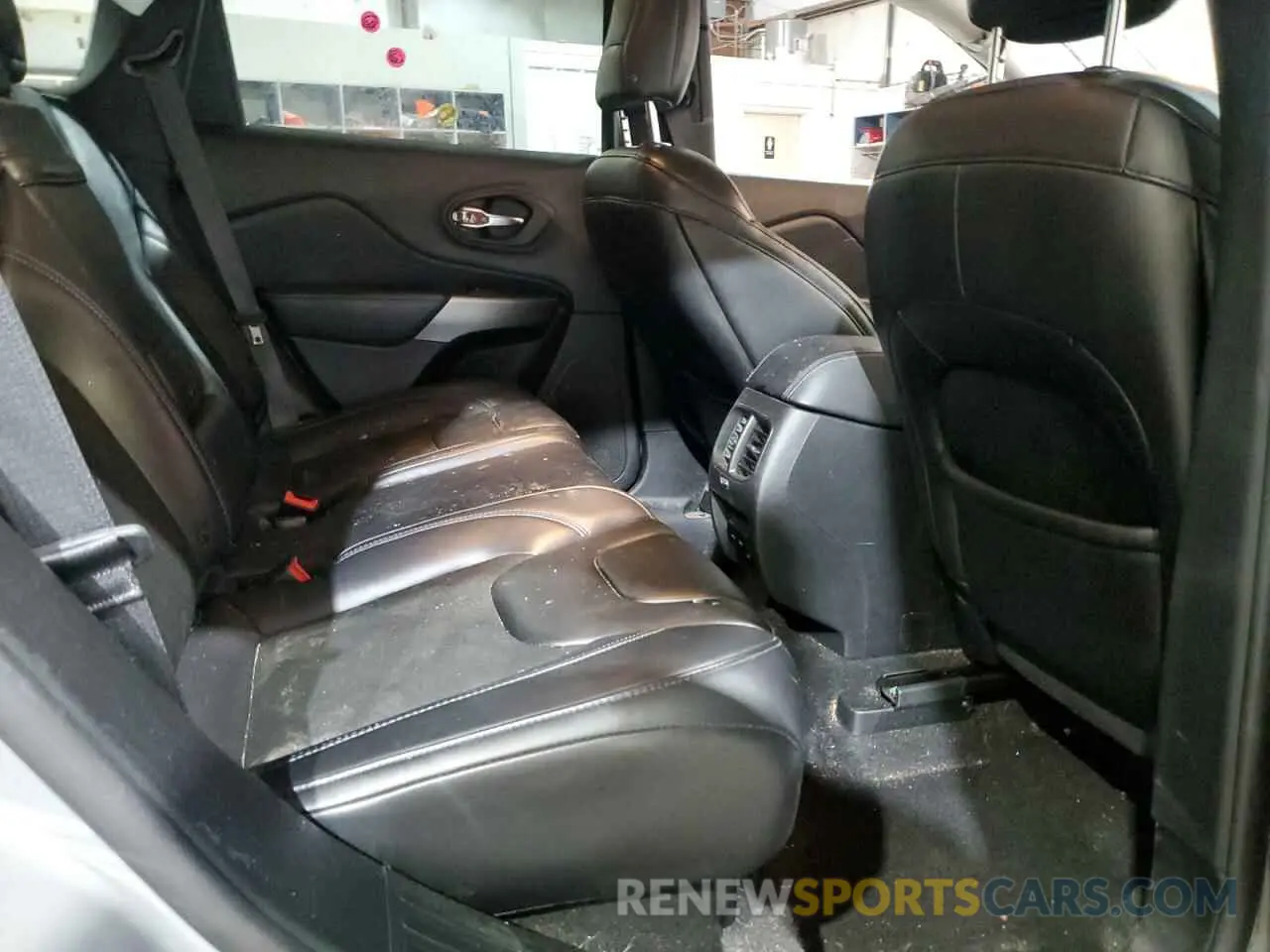 11 Photograph of a damaged car 1C4PJMLB2KD368904 JEEP GRAND CHER 2019