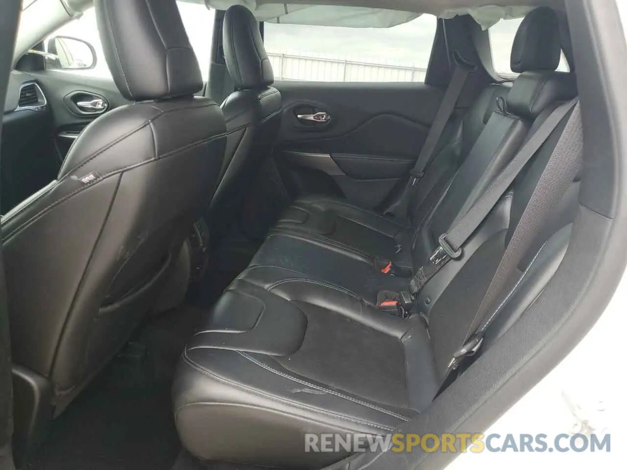 10 Photograph of a damaged car 1C4PJMLB3KD402591 JEEP GRAND CHER 2019