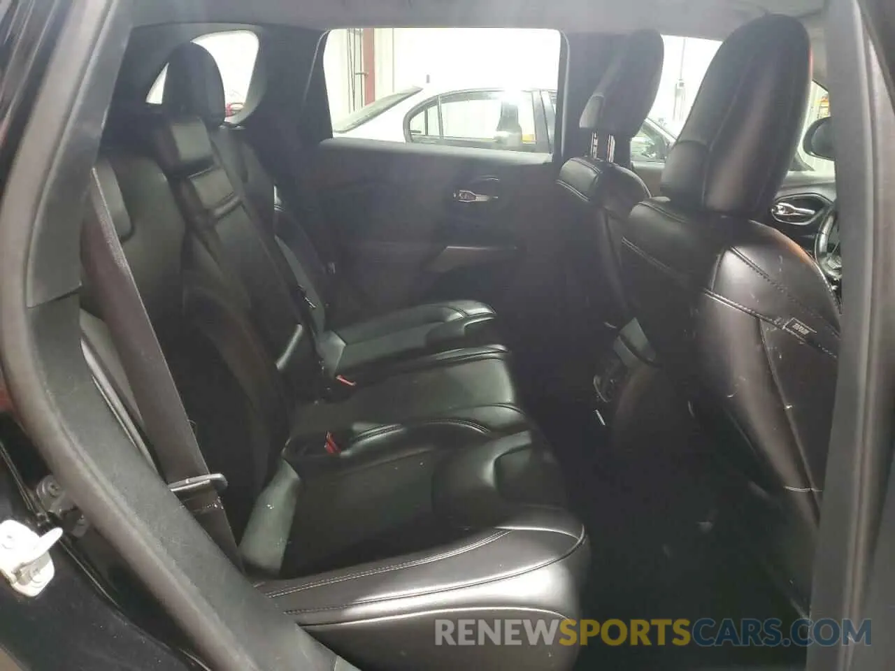 11 Photograph of a damaged car 1C4PJMLB5KD198599 JEEP GRAND CHER 2019