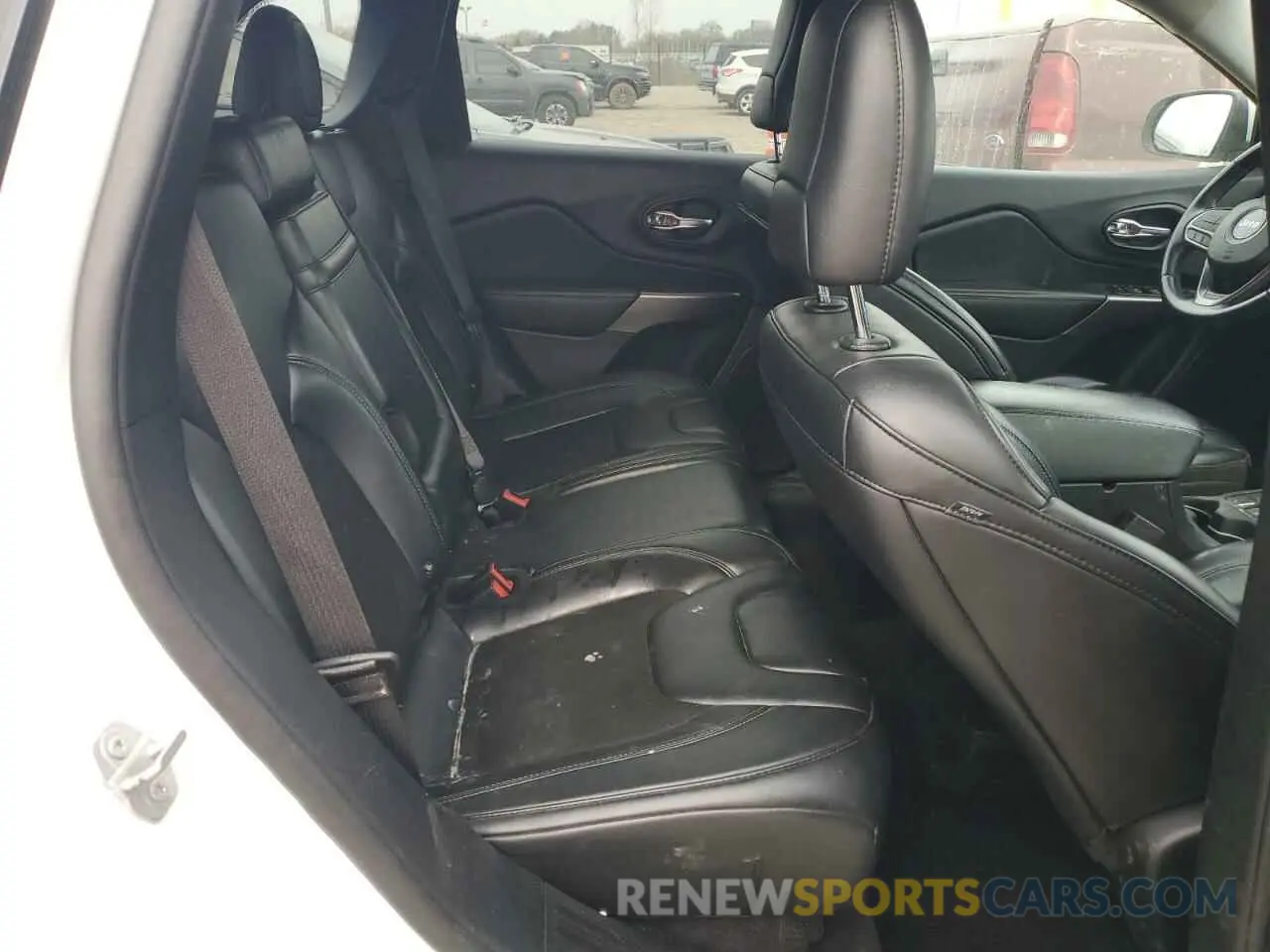 10 Photograph of a damaged car 1C4PJMLB8KD140938 JEEP GRAND CHER 2019
