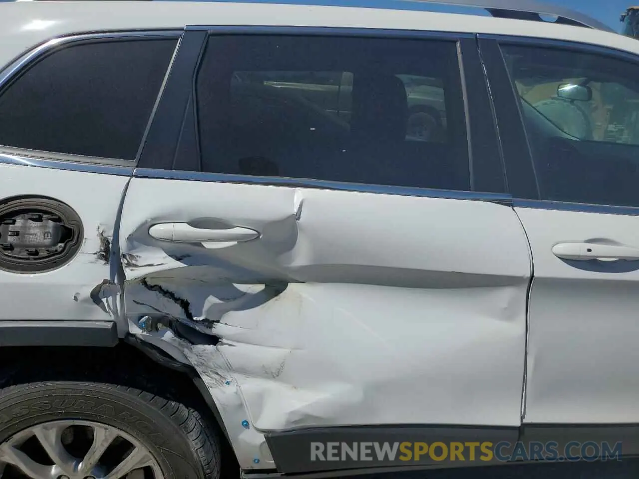 11 Photograph of a damaged car 1C4PJMLB8KD254101 JEEP GRAND CHER 2019