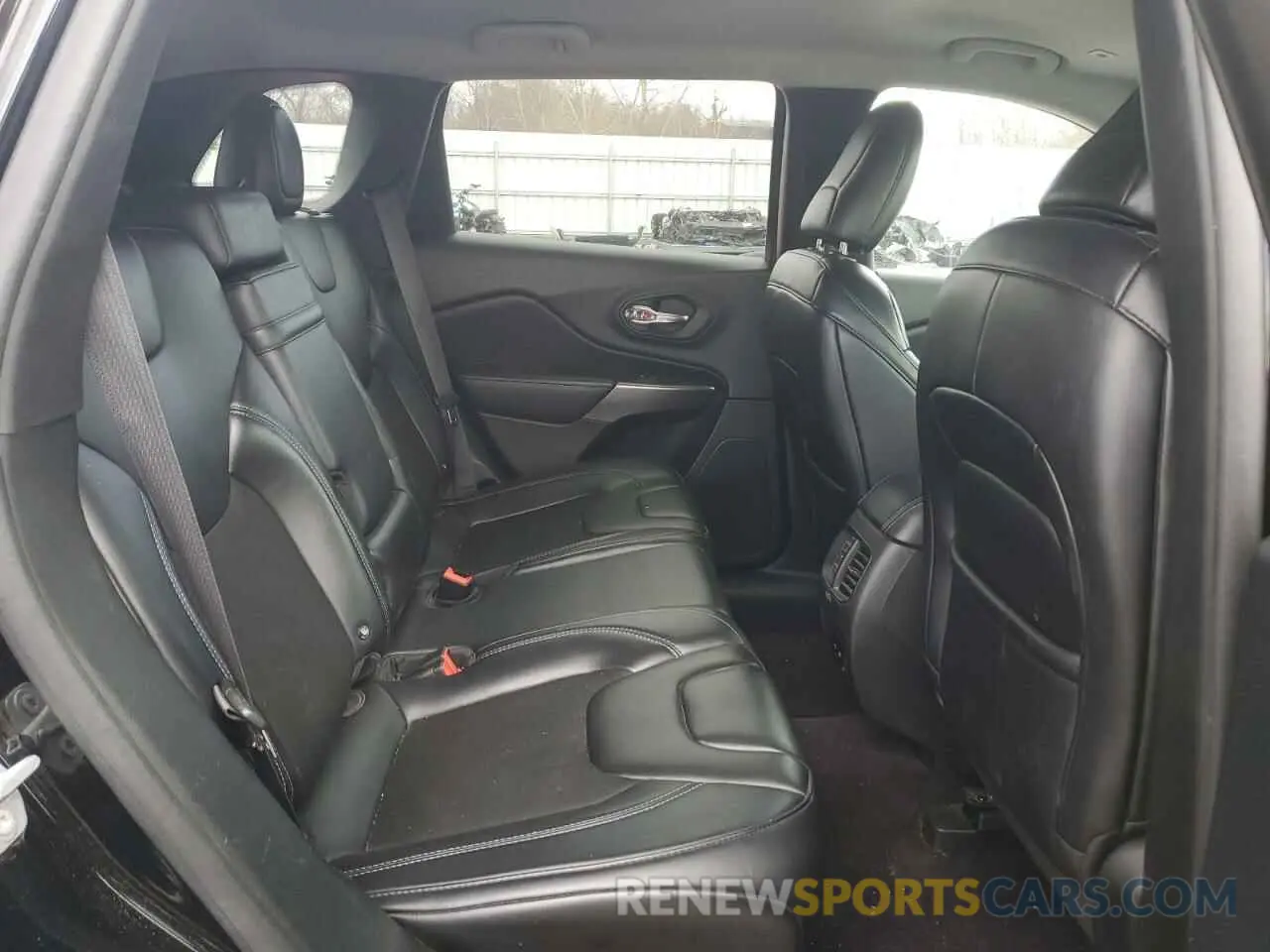 11 Photograph of a damaged car 1C4PJMLB9KD191316 JEEP GRAND CHER 2019