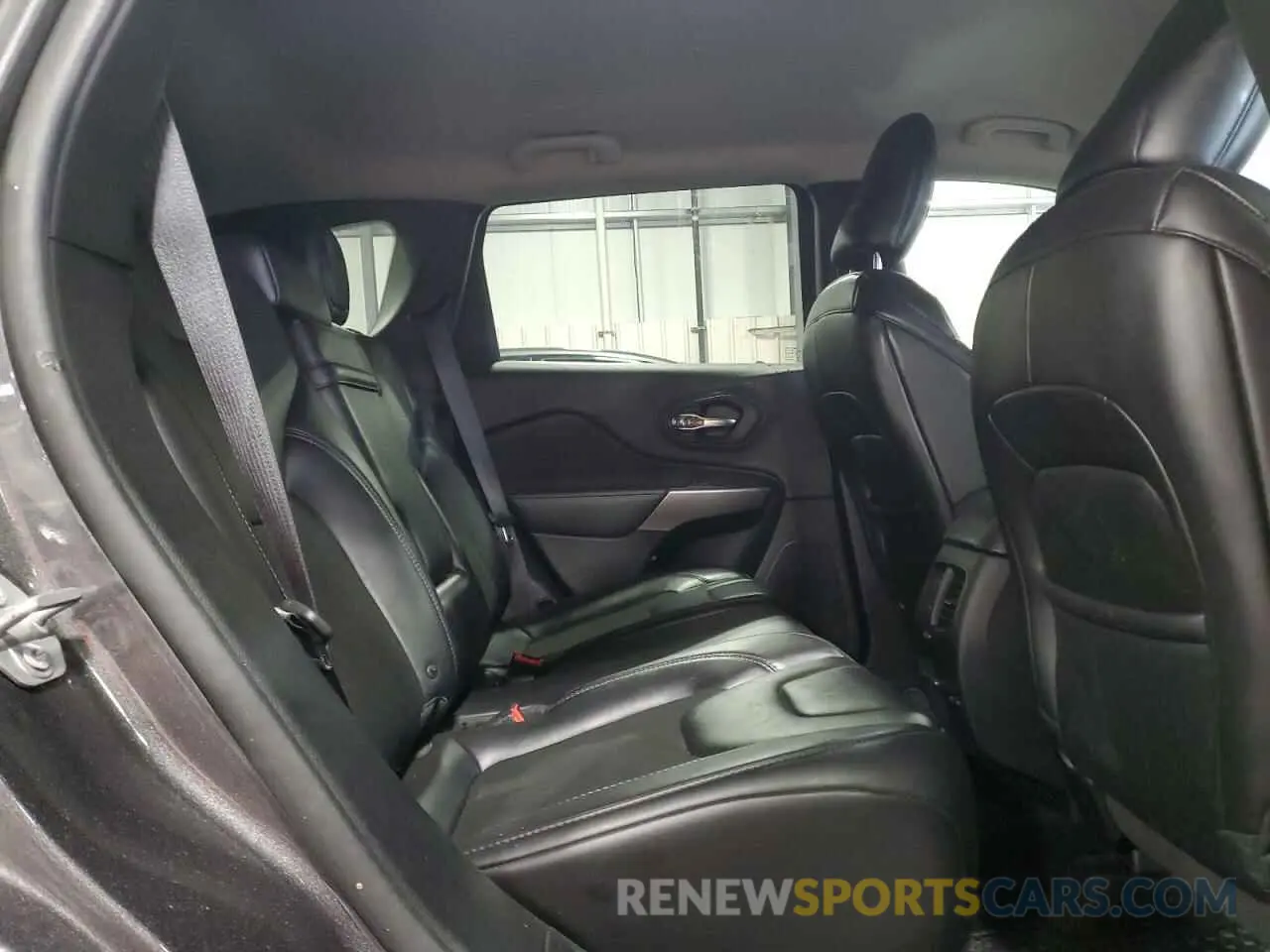11 Photograph of a damaged car 1C4PJMLX2KD208632 JEEP GRAND CHER 2019