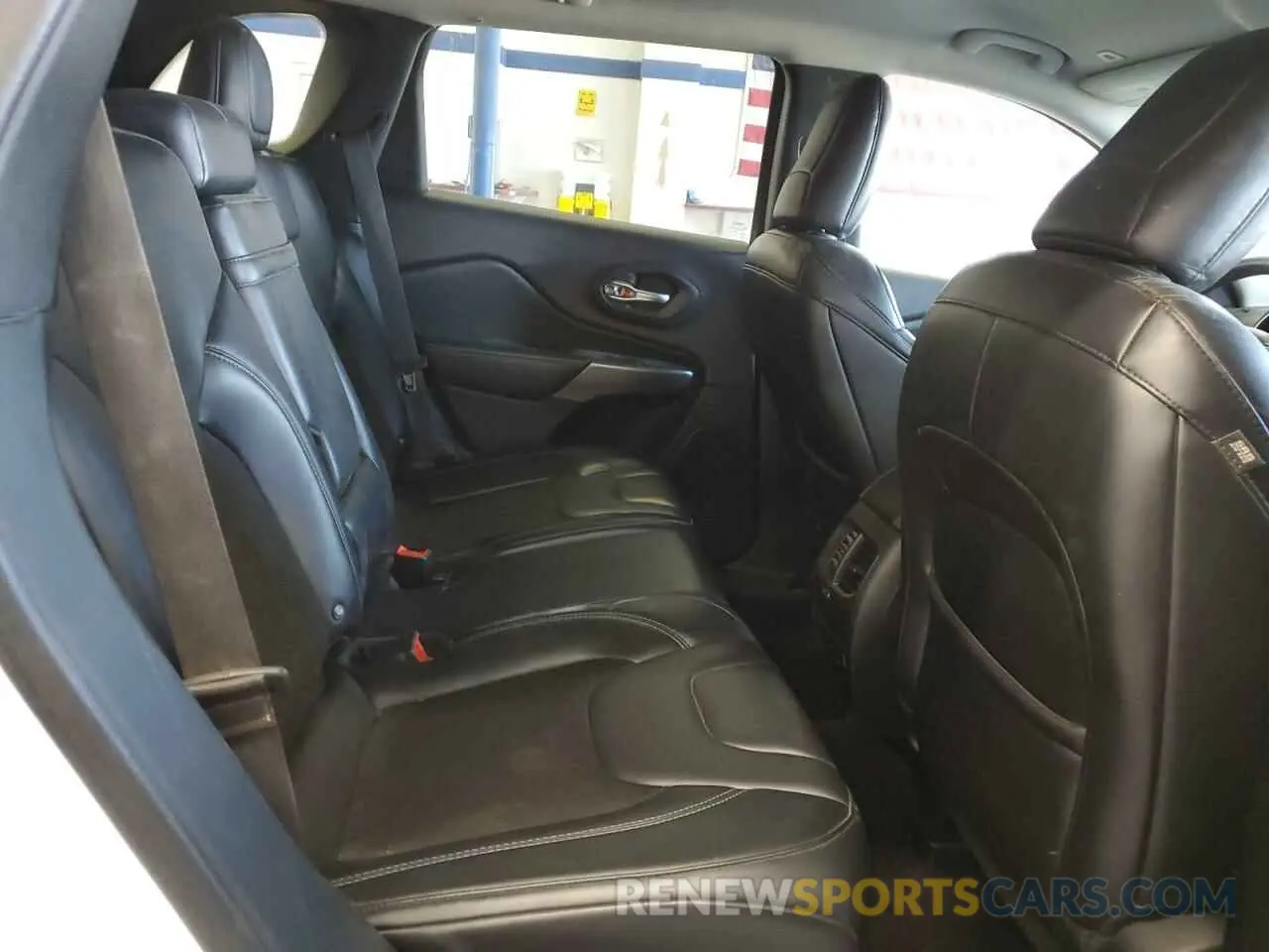 11 Photograph of a damaged car 1C4PJMLX3KD127574 JEEP GRAND CHER 2019