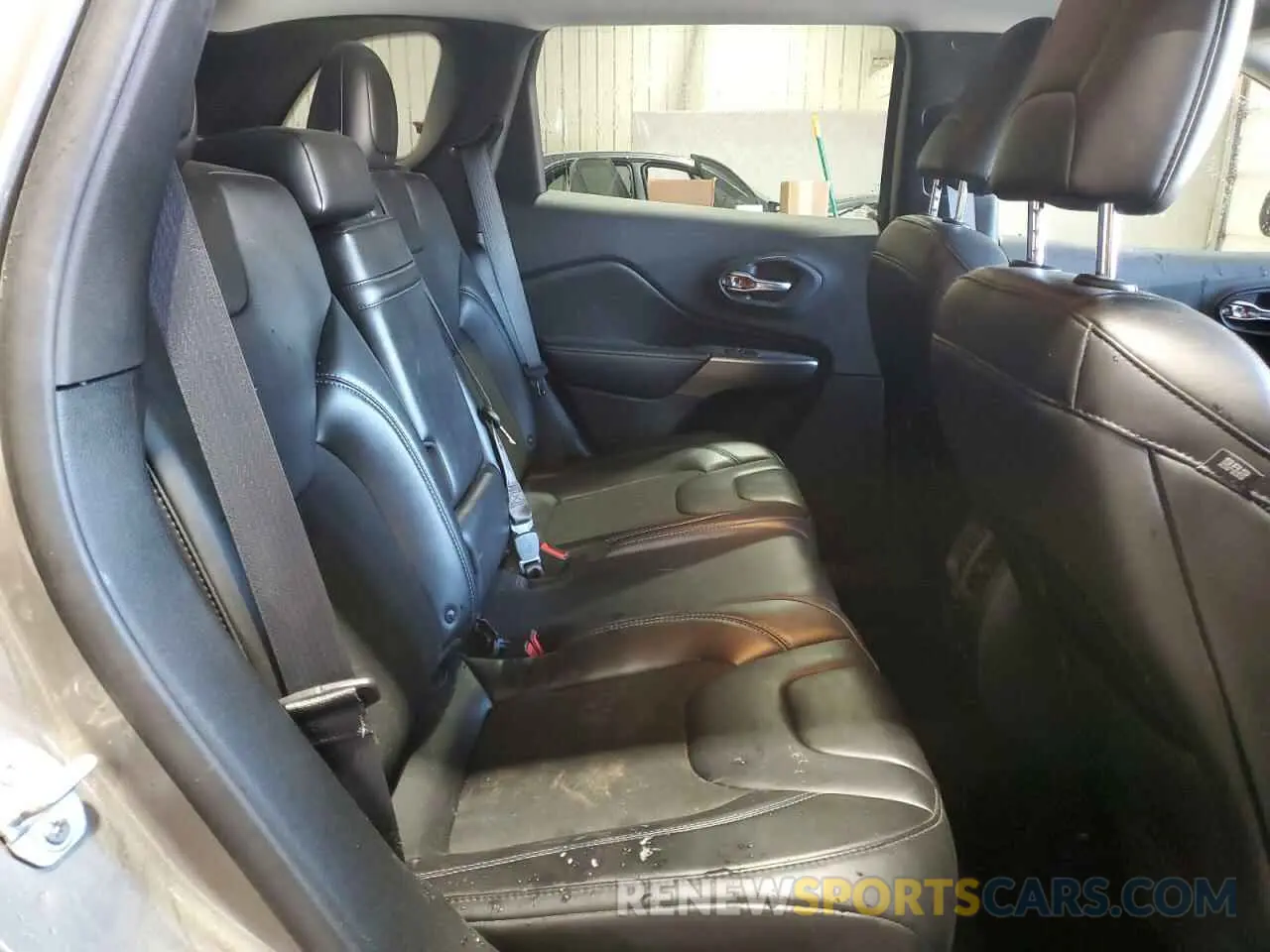 11 Photograph of a damaged car 1C4PJMLX3KD343747 JEEP GRAND CHER 2019