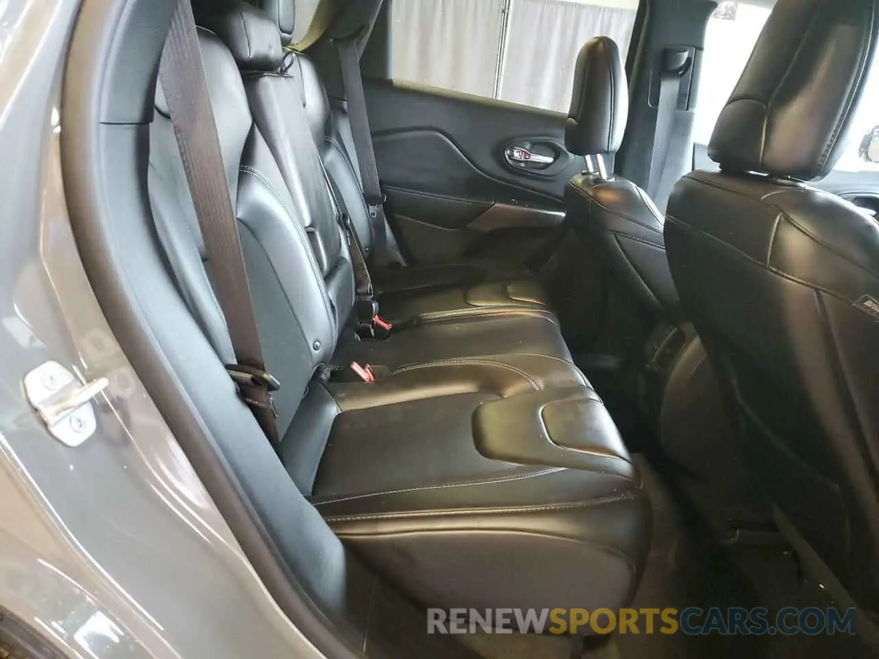 11 Photograph of a damaged car 1C4PJMLX3KD469249 JEEP GRAND CHER 2019