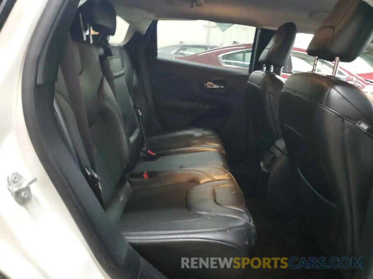 10 Photograph of a damaged car 1C4PJMLX6KD301833 JEEP GRAND CHER 2019