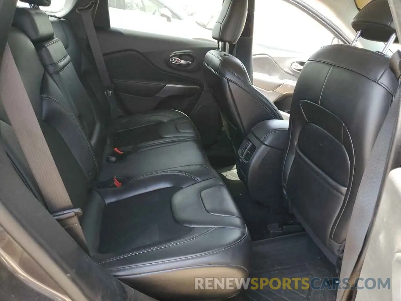 10 Photograph of a damaged car 1C4PJMLX7KD271273 JEEP GRAND CHER 2019