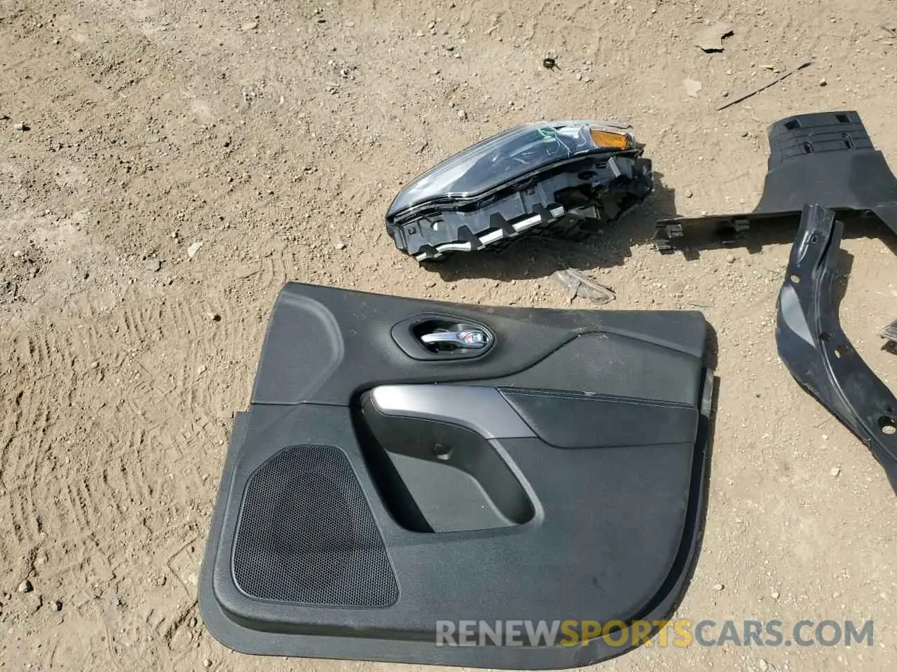12 Photograph of a damaged car 1C4PJMLX7KD271273 JEEP GRAND CHER 2019