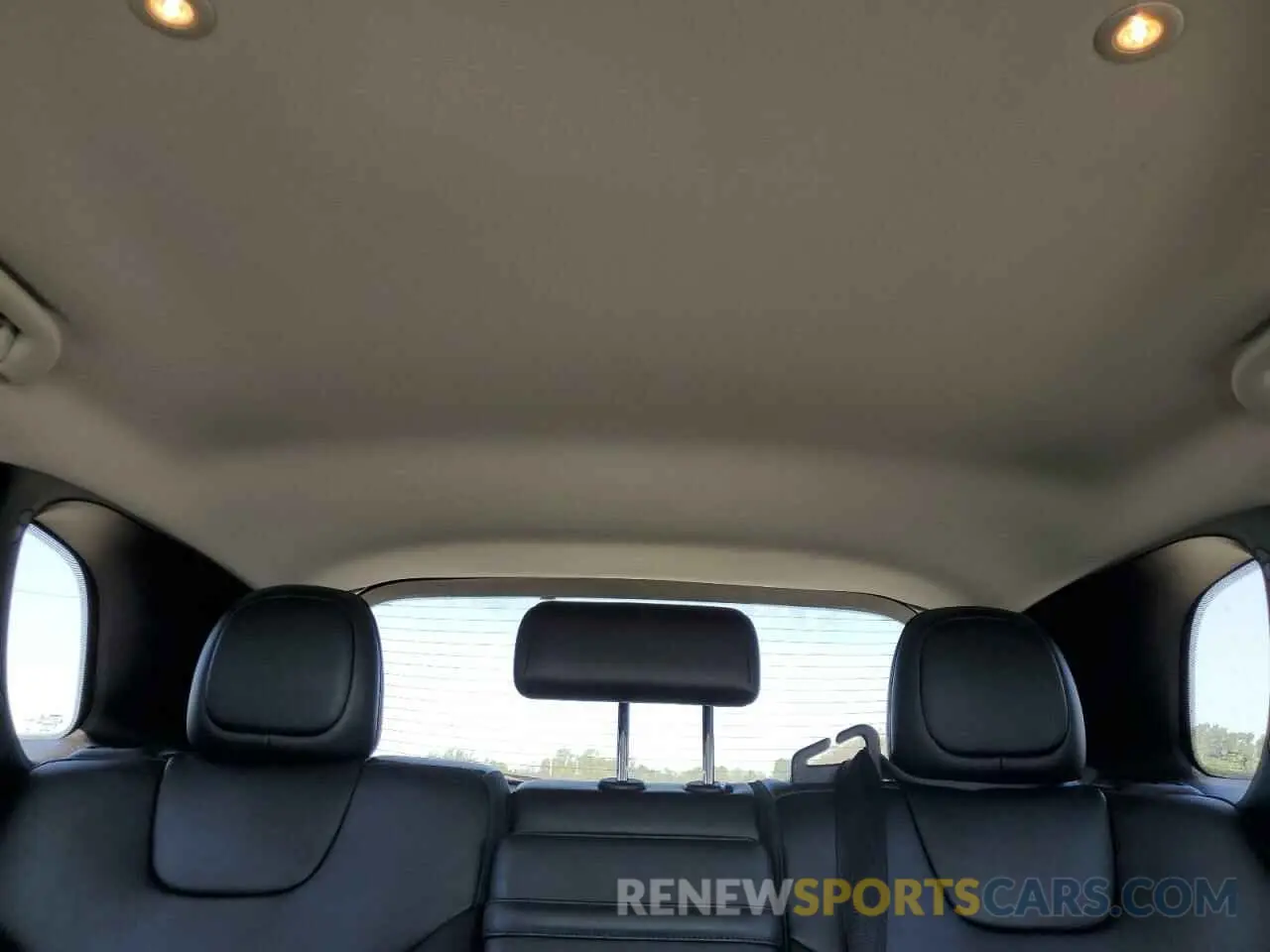 10 Photograph of a damaged car 1C4PJMLX8KD271380 JEEP GRAND CHER 2019