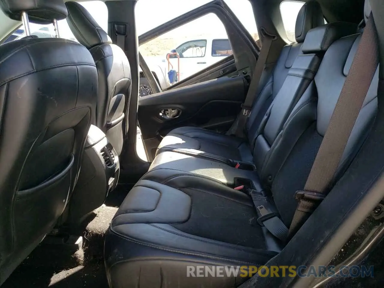 11 Photograph of a damaged car 1C4PJMLX8KD282895 JEEP GRAND CHER 2019
